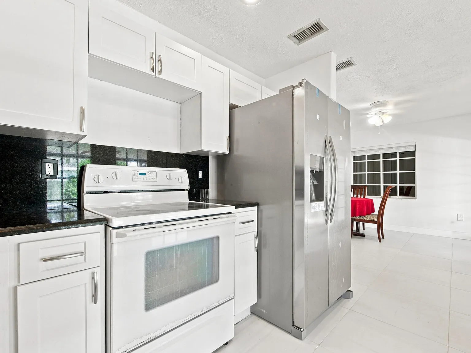 3 bed, 1.5 bath, 966 sqft, $3,100 — Photo 3
