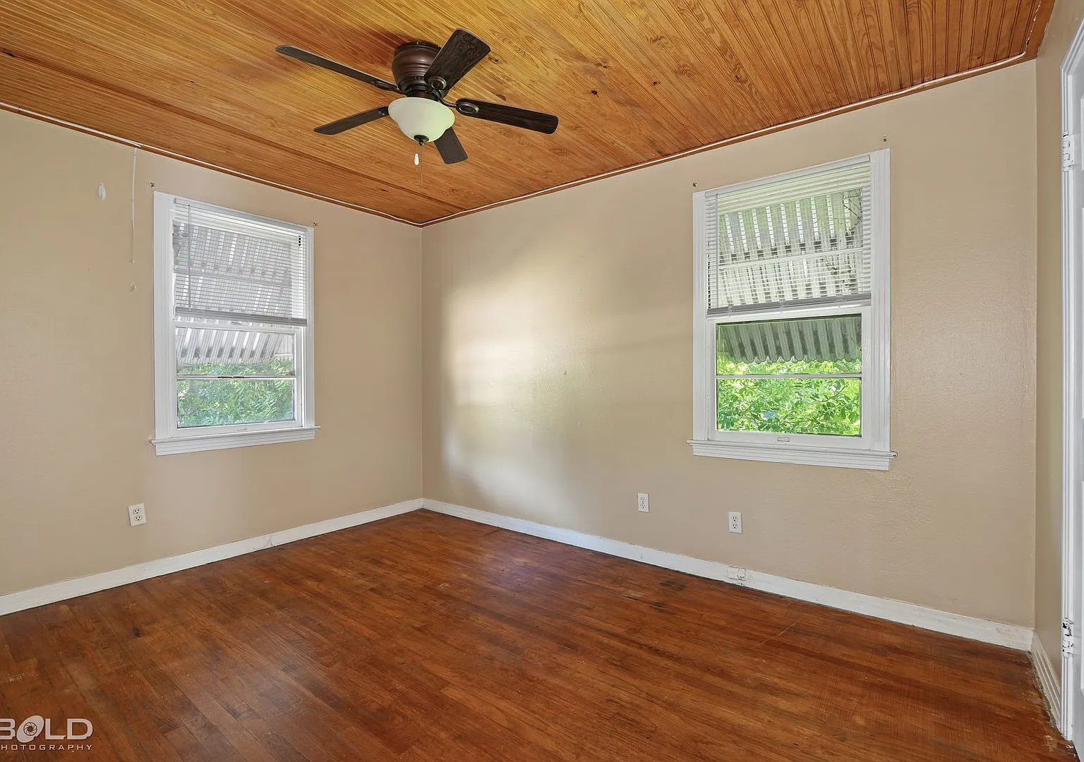 Check out this 2 bed 1 bath in South Highland — Photo 4