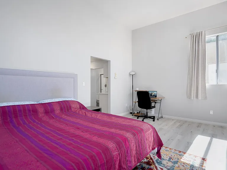 Bright upstairs bedroom with space for home office