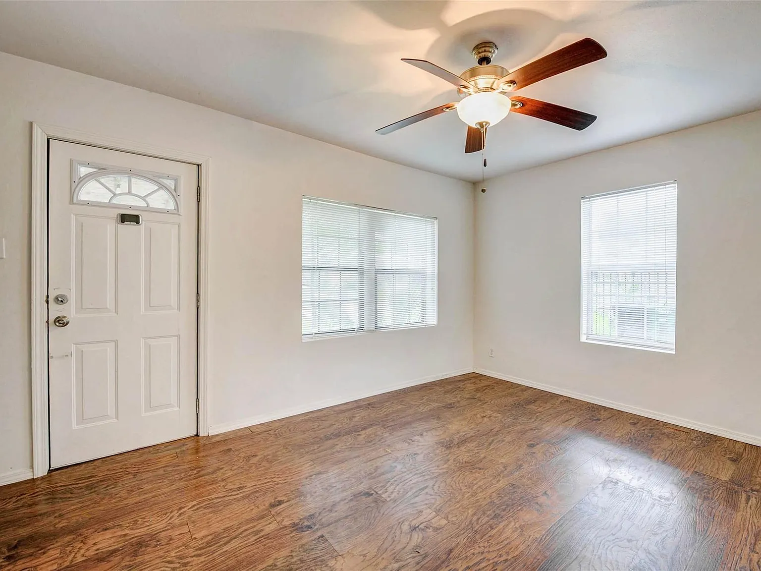 2 bed, 1.0 bath, 926 sqft, $1,350 — Photo 3