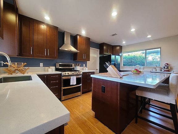 3rd image of 4332 Overend Ave