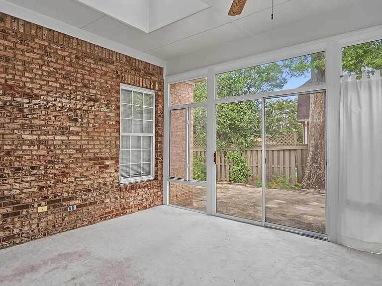 141 Canterbury Dr — Photo 21