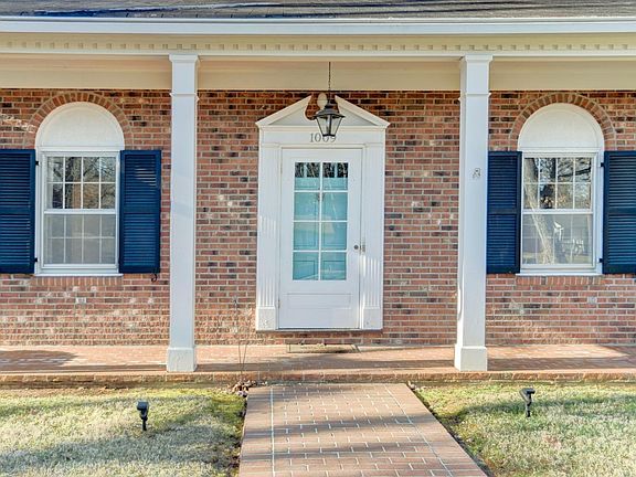 2nd image of 1009 Oakmont Cir