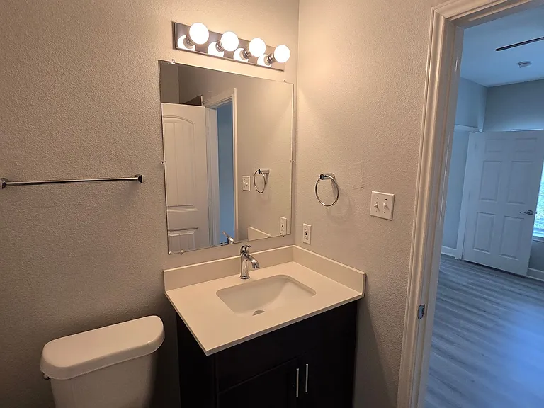 503 W Kings Hwy — Photo 18
