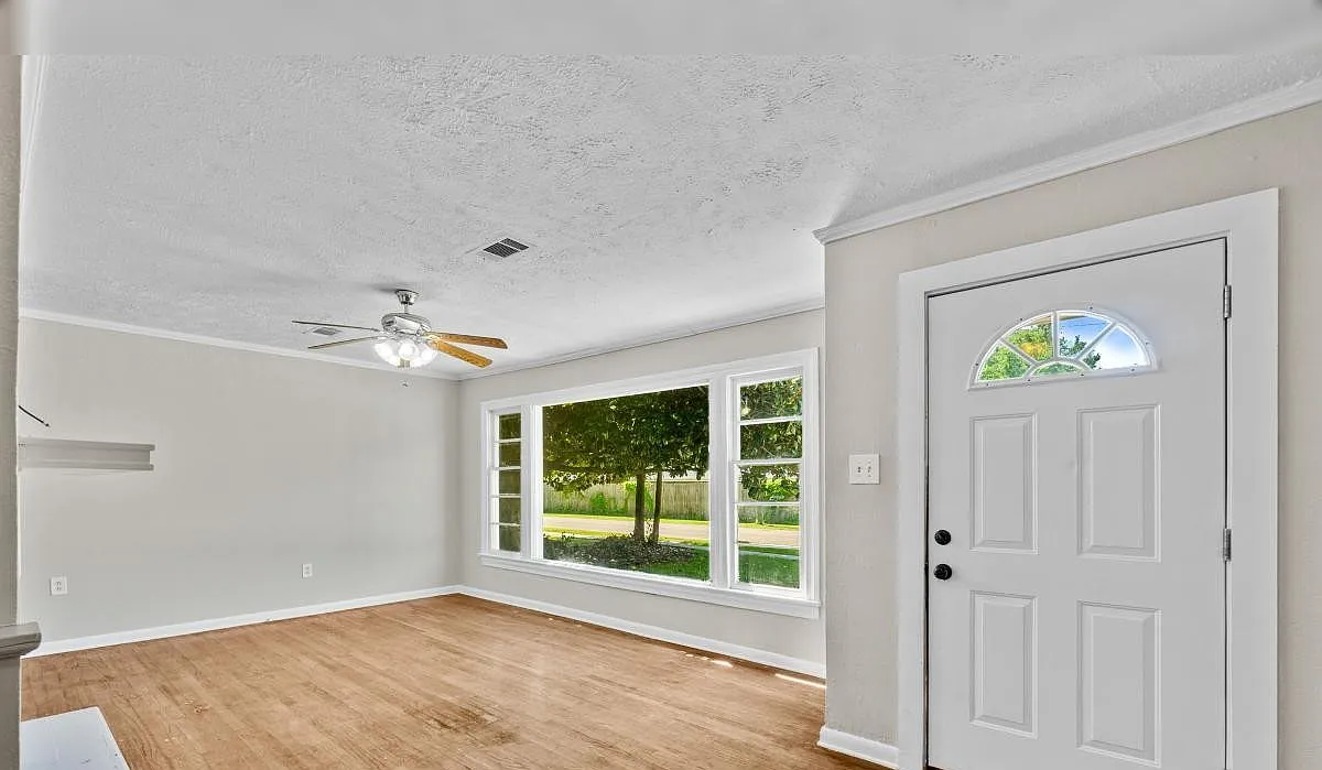 3 Bed 1.5 Bath Home in the Avenues! — Photo 3