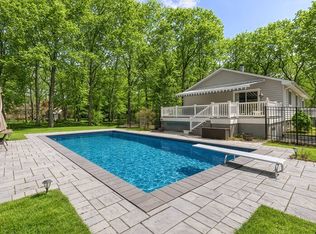 159 Fish Cove Rd, Southampton, NY 11968