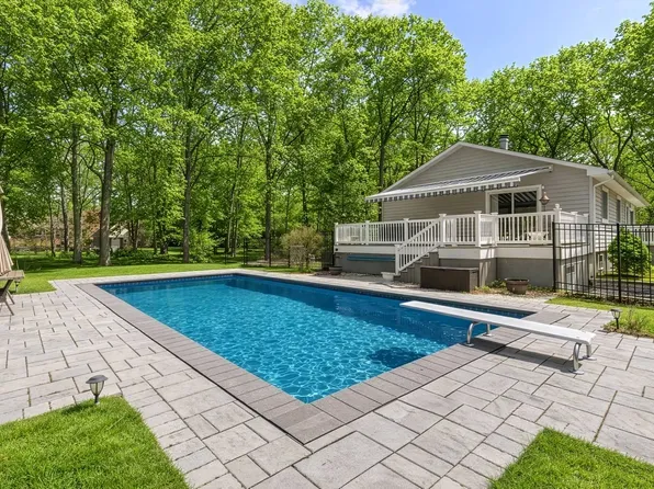 159 Fish Cove Rd, Southampton, NY 11968