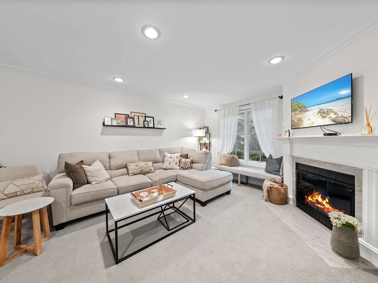 2 bed, 1028 sqft, $3,700 — Photo 2