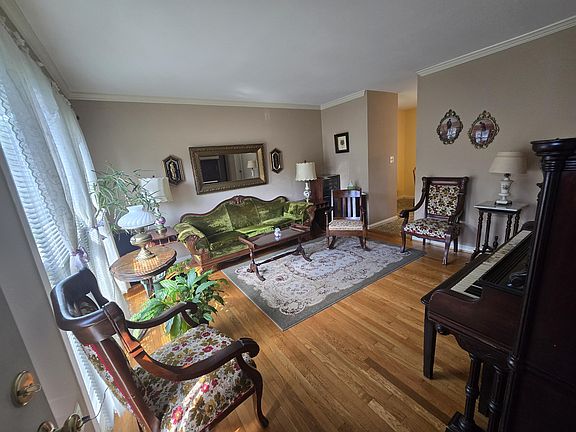 3rd image of 556 Brentwood Dr