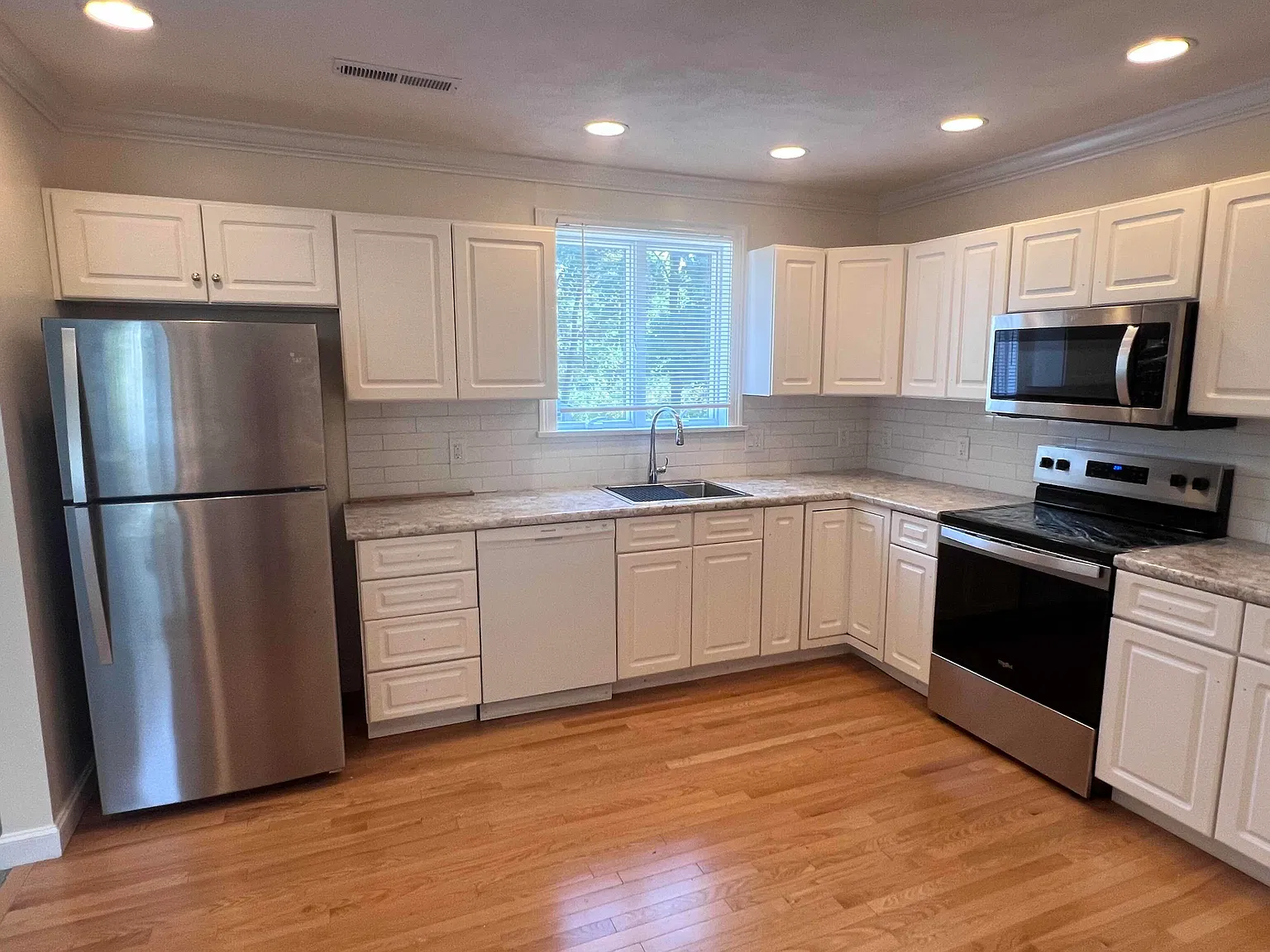 3 bed, 1.5 bath, 1568 sqft, $3,400 — Photo 2