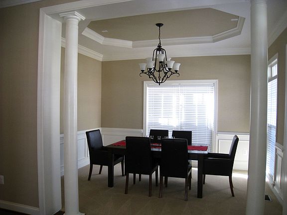 Formal dining room with columns, tray ceiling, 10' ceiling