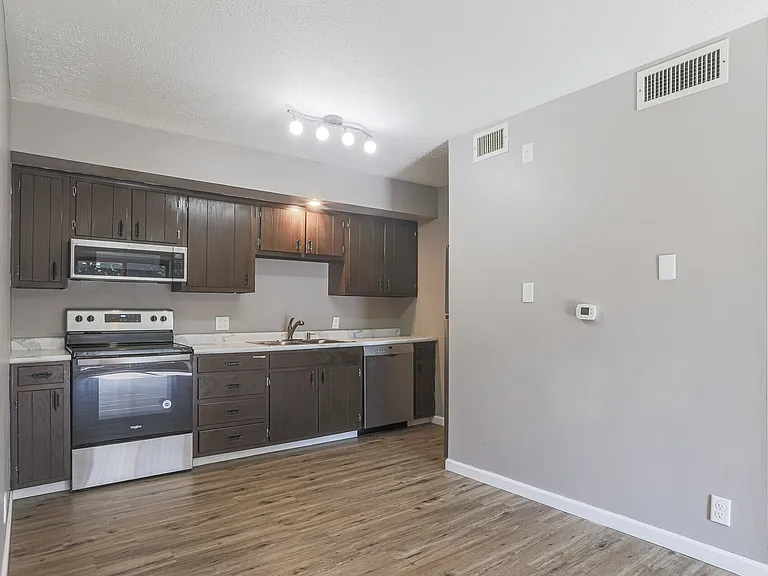 Rivershore Apartments — Photo 27
