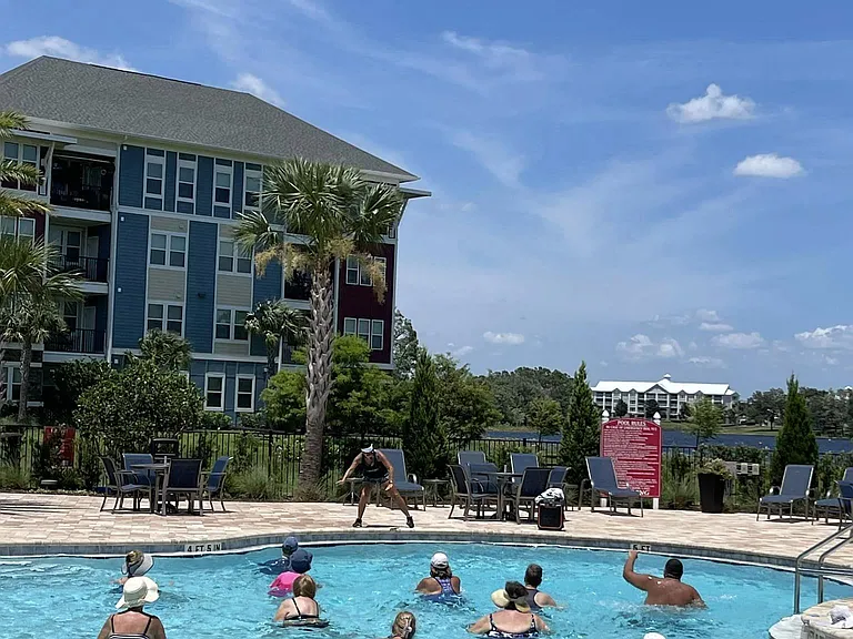 The Oaks on the Lake Upscale 55+ Apartments — Photo 16