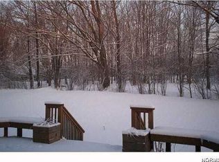 155 Chadwick Ct, Chagrin Falls, OH 44023