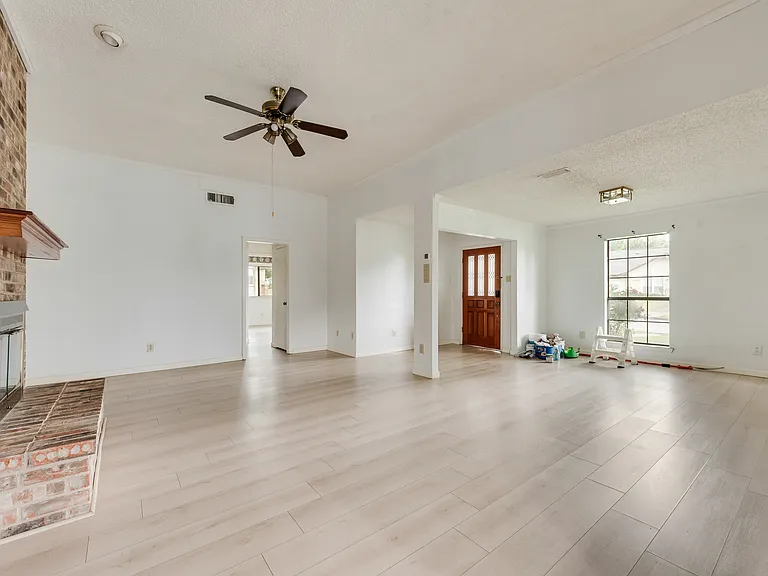 2623 Fallcreek Dr — Photo 2