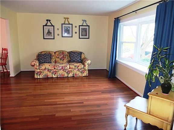 Living Rm w/Bow Window
