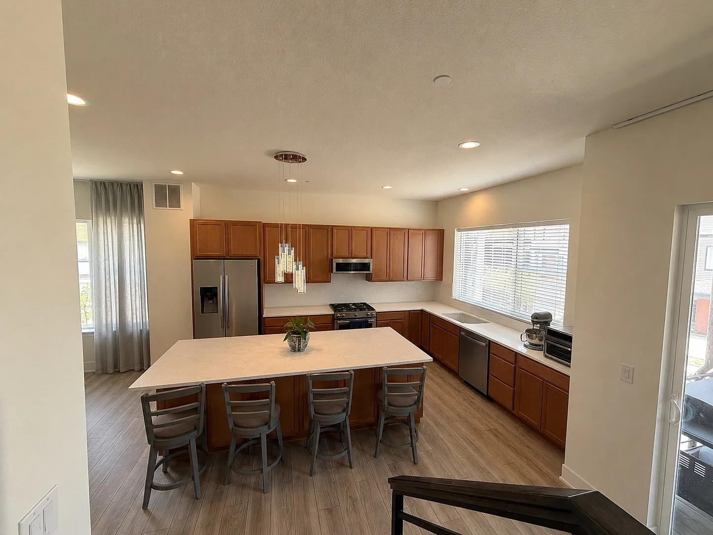 4 bed, 2160 sqft, $4,295 — Photo 4