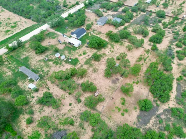1213 County Rd 1670, Moore, TX 78057