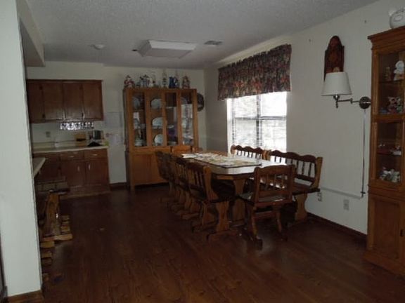 3rd image of 252 Oakwood St