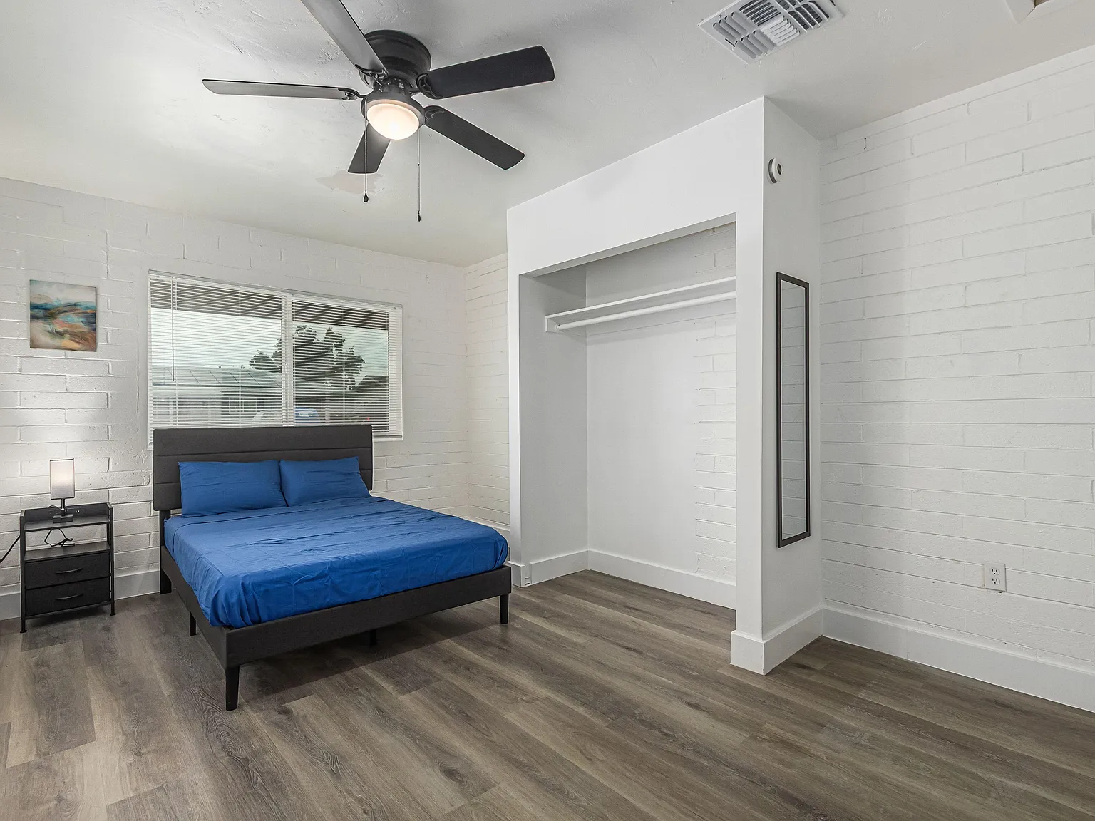 4 bed, 3.0 bath, 2144 sqft, $940 — Photo 1