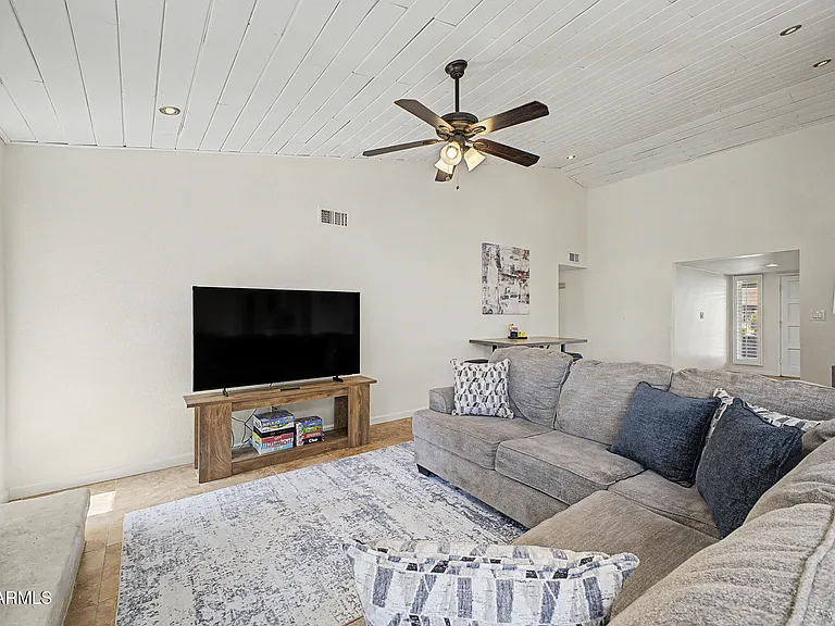 2445 S Catarina — Photo 7