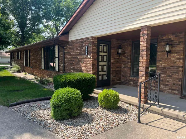 500 James Dr, Macomb, IL 61455