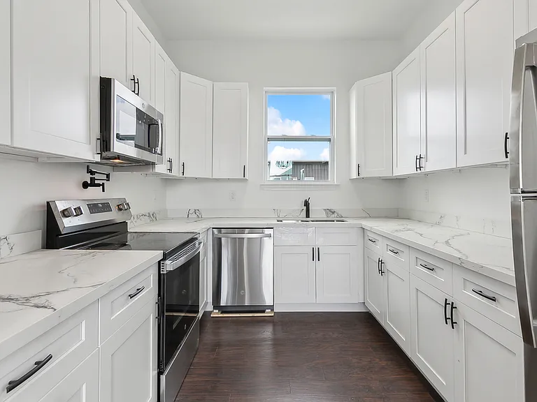 1504-06 Touro St — Photo 7