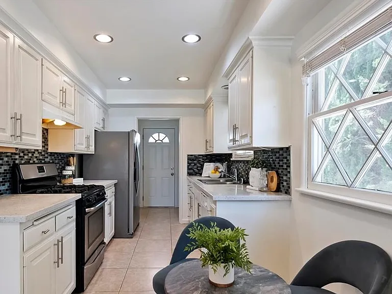 16828 Margate St — Photo 11