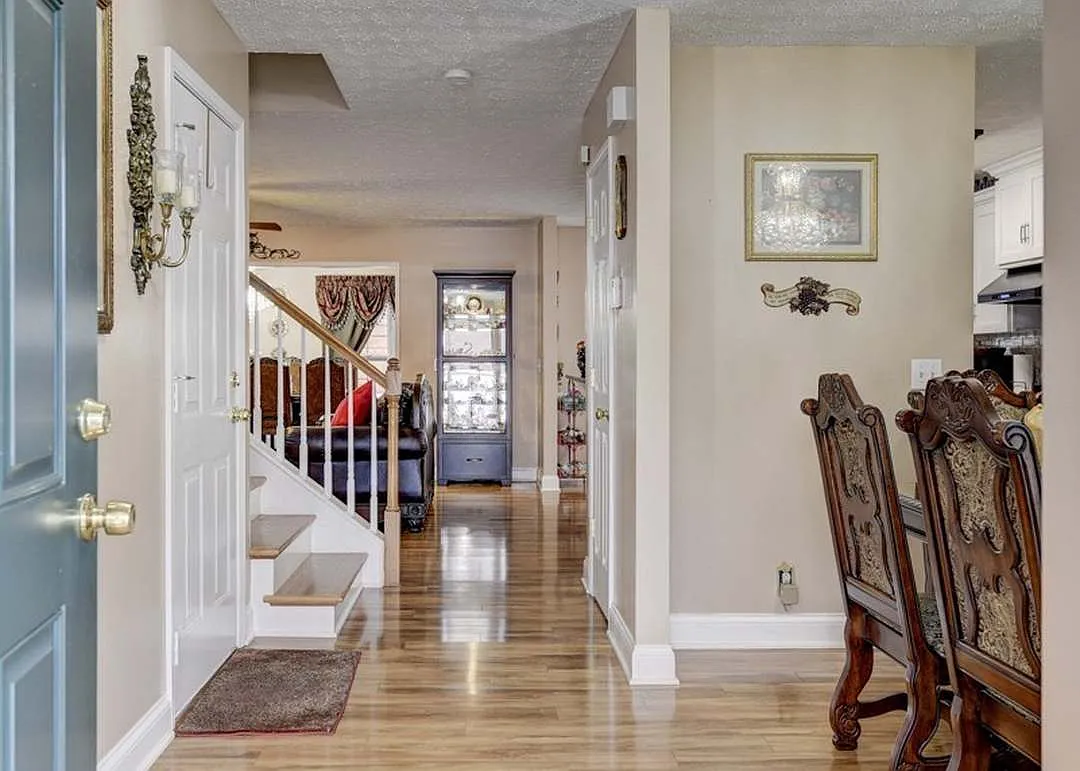 4 bed, 2.5 bath, 2138 sqft, $2,700 — Photo 3