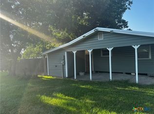 203 Oleander Ave, Tivoli, TX 77990