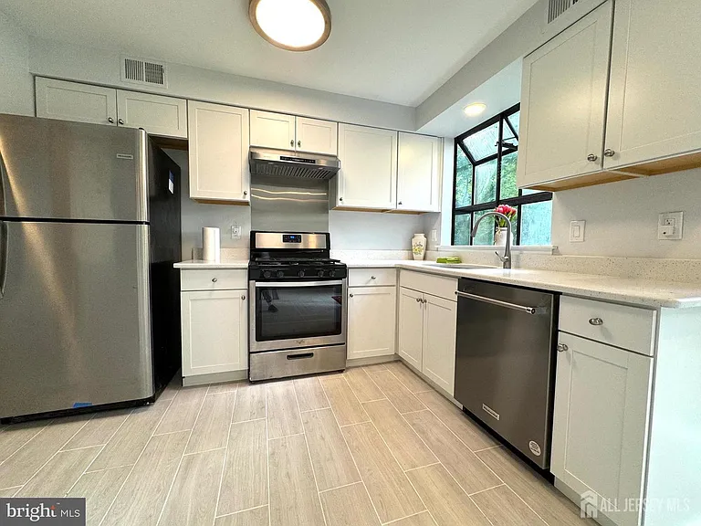 104 Sayre Dr — Photo 11