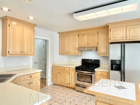 6 Pine Lake Ct, Hampton, VA 23669