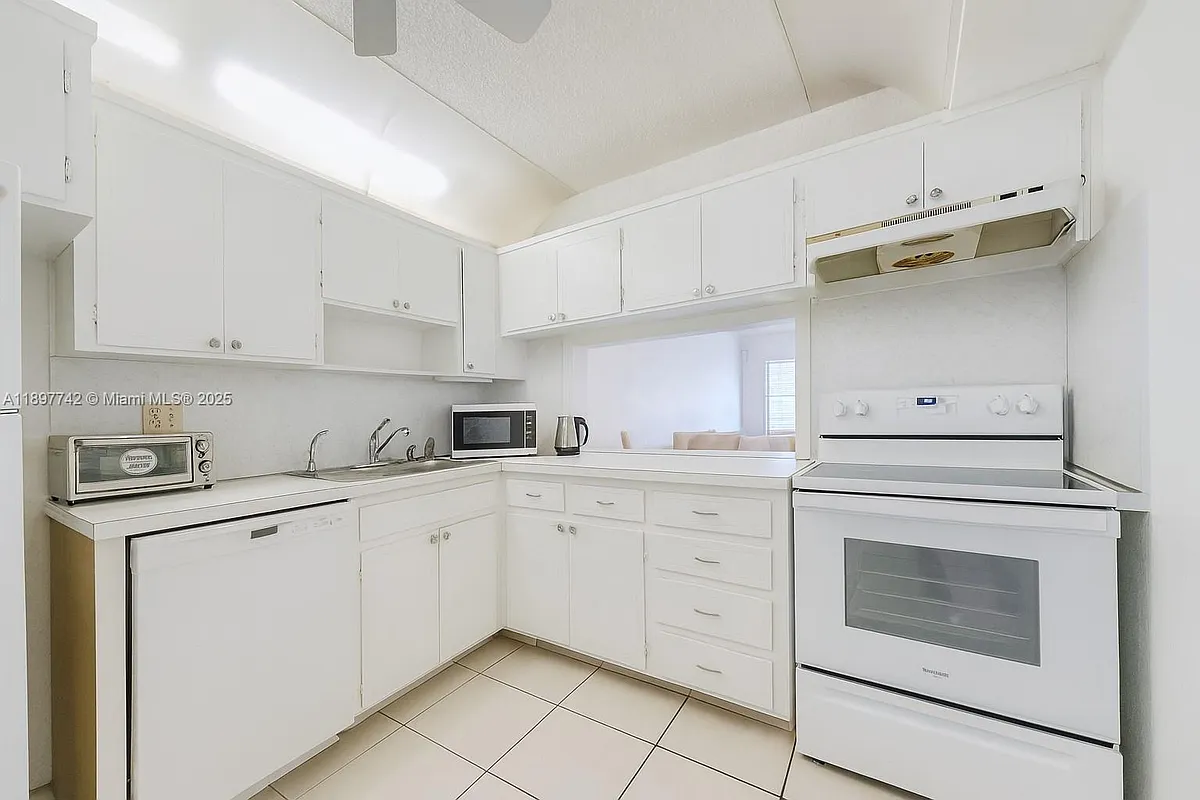 Building Photo - 215 SE 3rd Ave #304B