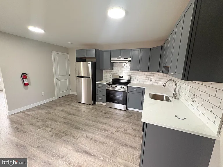 825 W 3rd St — Photo 13
