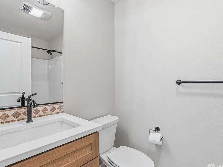 204 Douglas St — Photo 11