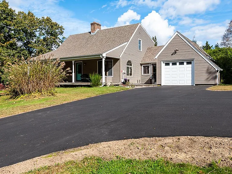 131 Hemlock Dr — Photo 2