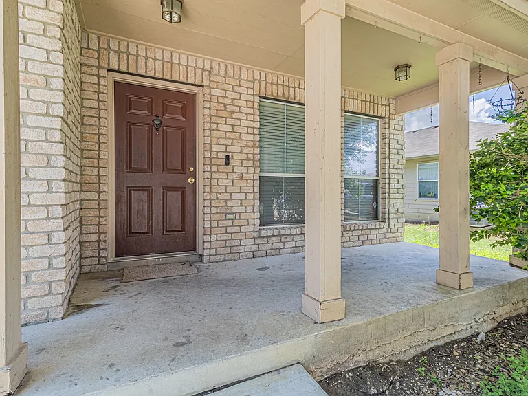 326 Diana Dr — Photo 2