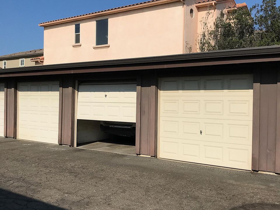 Separate garage with working garage door