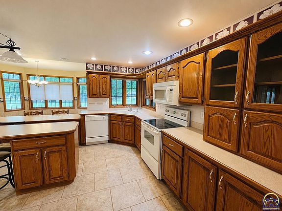 3rd image of 810 Hillcrest Dr