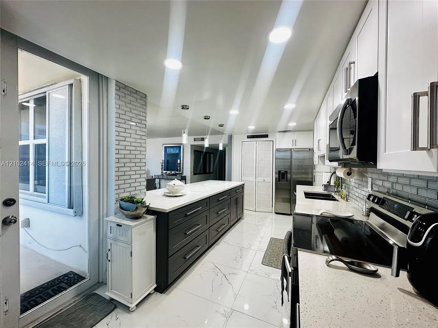 Oxford Towers Condo — Photo 2