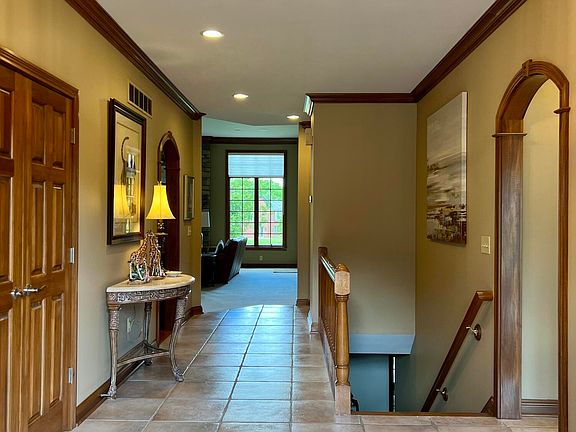 5th image of 870 Woodbury Dr