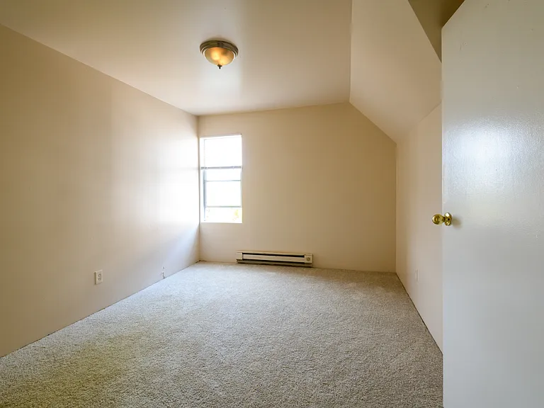 Shannon Apartments — Photo 16
