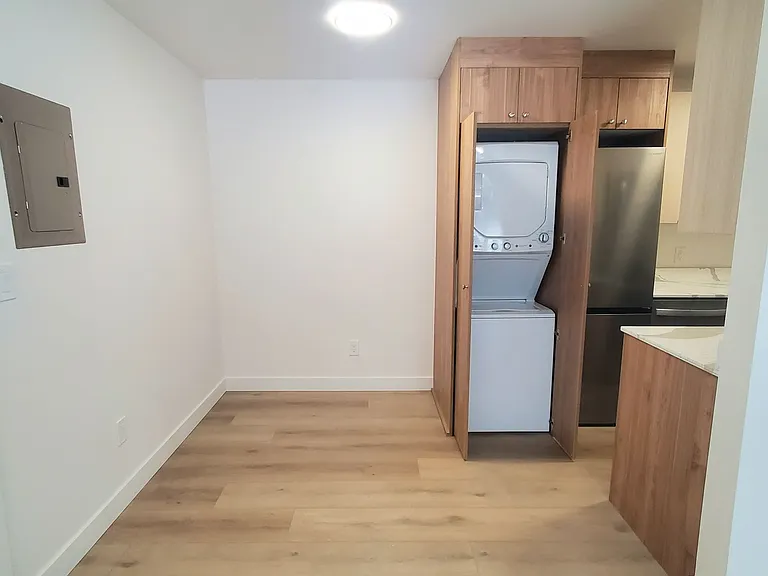 Royal Anne Apartments — Photo 23