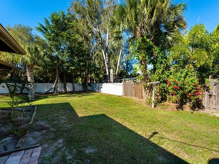 2301 Kalin Ln — Photo 32