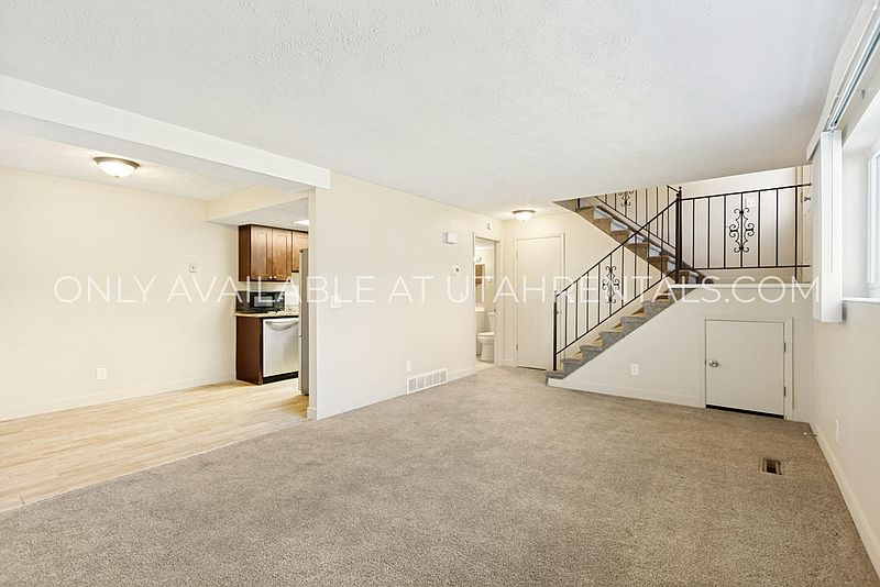 1st image of 220 W Foxbridge Dr