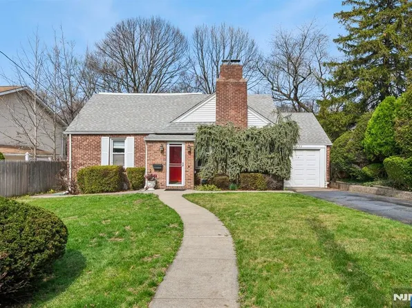 453 Fort Lee Rd, Leonia, NJ 07605