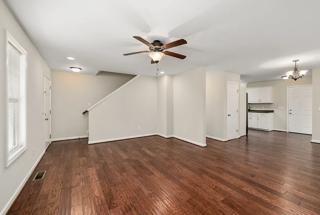 301 Stone Creek Dr — Photo 3