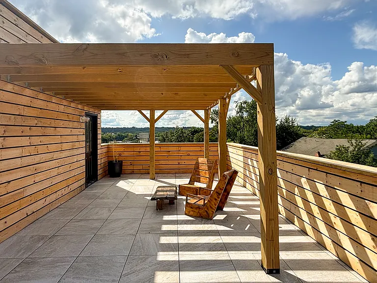 Roof top seating with pergola