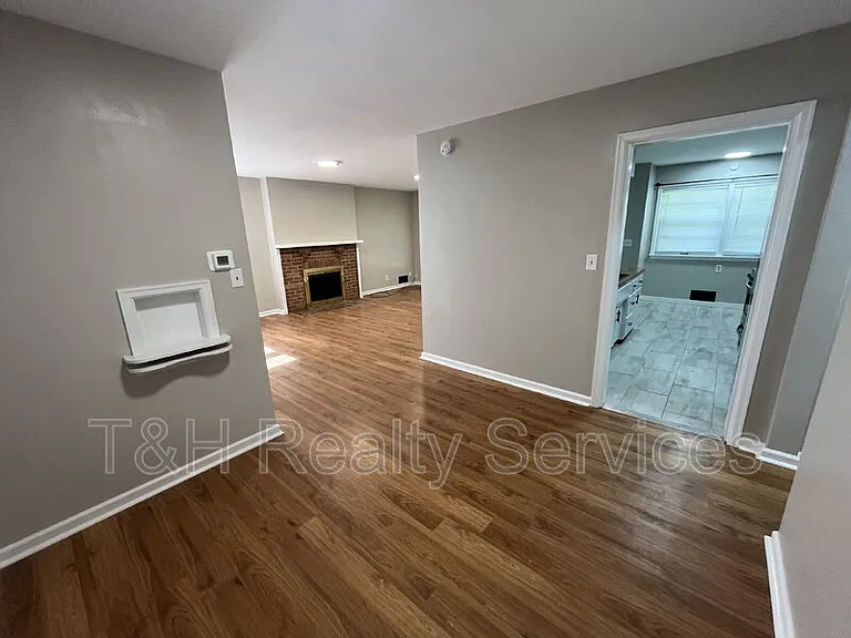 2700 W 11th St — Photo 2