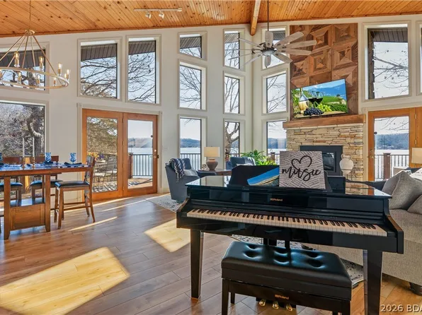 525 Lighthouse Cove Cir, Gravois Mills, MO 65037